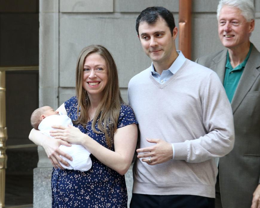 Auch die Tochter von Bill und Hillary Clinton hat Nachwuchs bekommen: Aiden Clinton Mezvinsky ist der Sohn von Chelsea Clinton und ihrem Mann Marc Mezvinsky. Er kam im Juni in New York zur Welt.