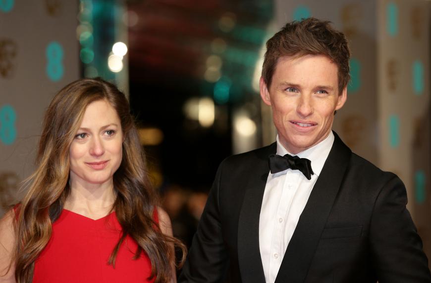 Auch Oscar-Gewinner Eddie Redmayne ist zum ersten Mal Vater geworden. Iris Mary heißt seine kleine Tochter. Seine Frau Hannah Bagshawe brachte sie im Juni zur Welt.