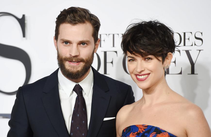 Im zweiten Teil von 50 Shades of Grey verdreht er uns nächstes Jahr wieder die Köpfe. Privat ist Jamie Dornan im Februar zum zweiten Mal Vater geworden. Seine Tochter hört auf den Namen Phoebe. Die Mutter ist seine Frau Amelia Warner.