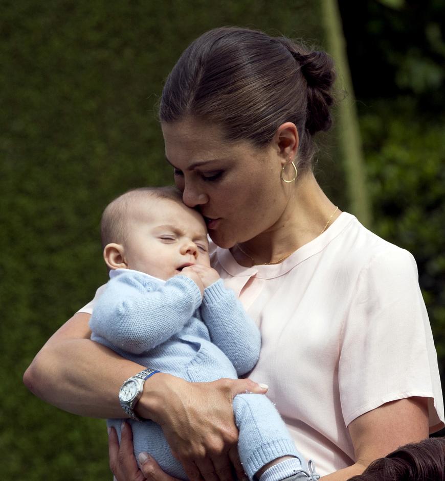 ...und Prinz Oscar, Sohn von Kronprinzessin Victoria und Prinz Daniel von Schweden, der einen Monat früher, im März das Licht der Welt erblickte.