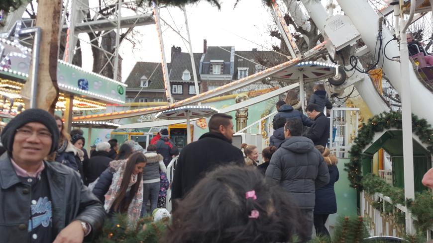 Stiefpapa: Gemeinsam schlendern Michal T., Sarah Lombardi und Alessio über den Weihnachtsmarkt.