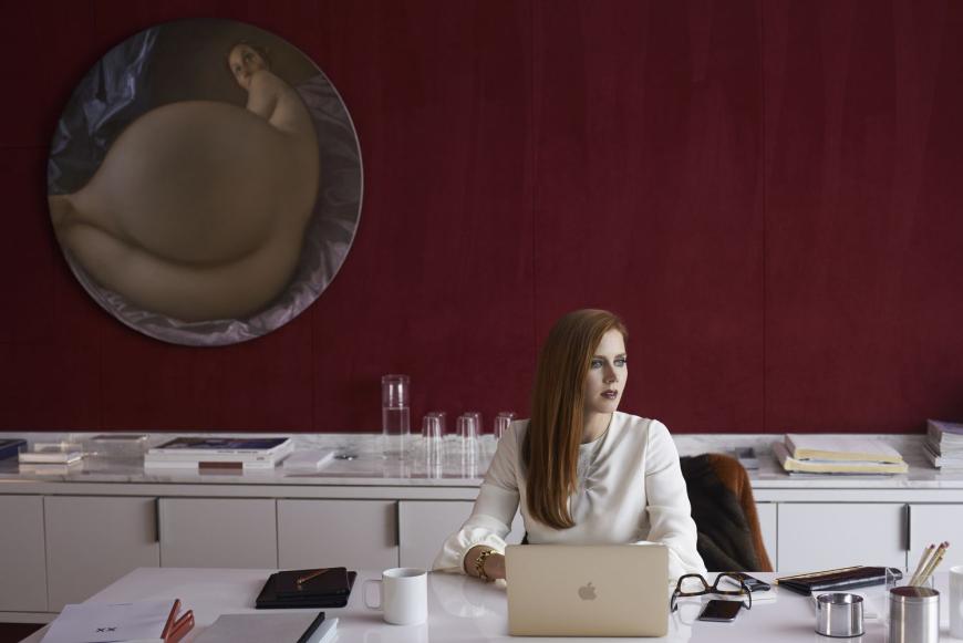 'Nocturnal Animals' versteckt fast in jeder Szene atemberaubende Details, wie hier hinter Susan, das kunstvolle Wandbild