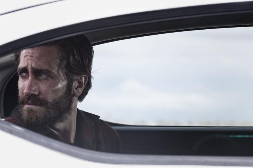 Tony, gespielt von Jake Gyllenhaal, der auch Edward spielt, guckt hoffnungsvoll aus dem Fenster