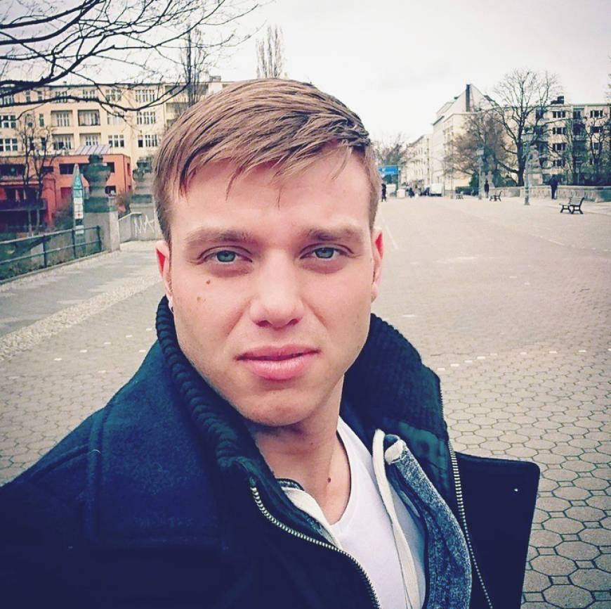 Dominik Hortig stößt am 24. in einer Bochumer Kneipe mit Freunden und seiner Familie an.
