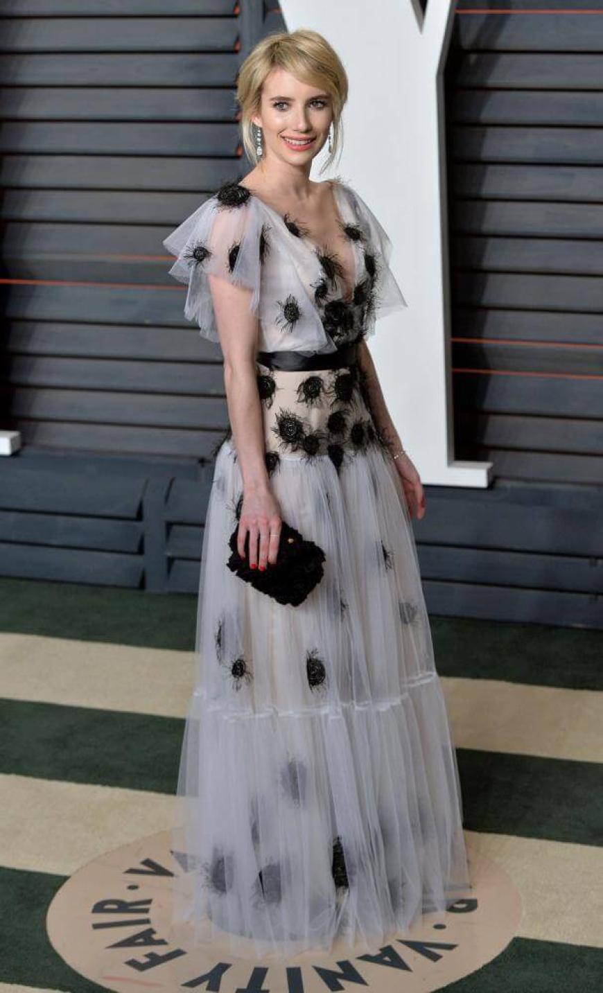 Academy Awards 2016: Der Lippenstift, die Frisur, das Kleid... Emma Roberts lag leider mit allem daneben.