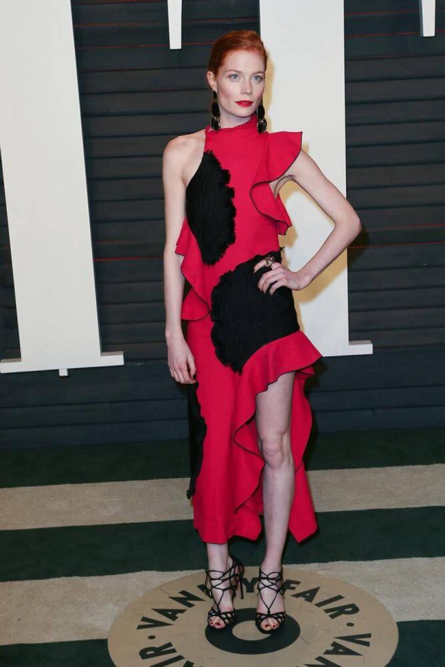 Academy Awards 2016: Der Stylist von Jessica Joffe muss an diesem Abend wohl frei gehabt haben. Das himbeerfarbene, asymmetrische Kleid mit schwarzen Flecken und Volants passte weder zur mageren Figur der Schauspielerin, noch zu ihrer Haarfarbe.