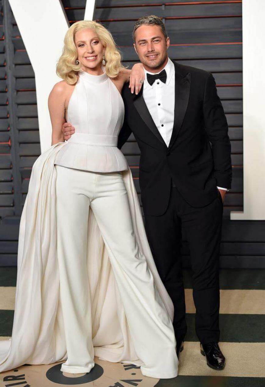 Academy Award 2016: Lady Gaga (mit Ex-Verlobtem Taylor Kinney) trug sowohl auf dem Red Carpet bei der Oscar-Verleihung, als auch bei ihrer Gesangsperformance und der After-Show-Party unschuldiges Off-White.