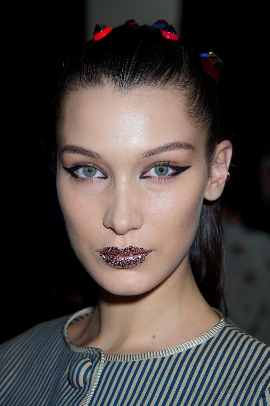 Der Glitzer-Hype zeigte sich nicht nur bei der Kleidung, sondern auch auf den Lippen. Bella Hadid trug ihn auf dem Laufsteg für Fendi. Alle anderen tragen ihn zu Silvester!