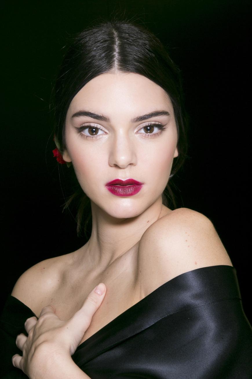 Ombré-Lippen in Beerentönen stellen den Gegensatz zur natürlichen Welle dar. Kendall Jenner zeigte dies auf dem Laufsteg für Dolce und Gabbana.