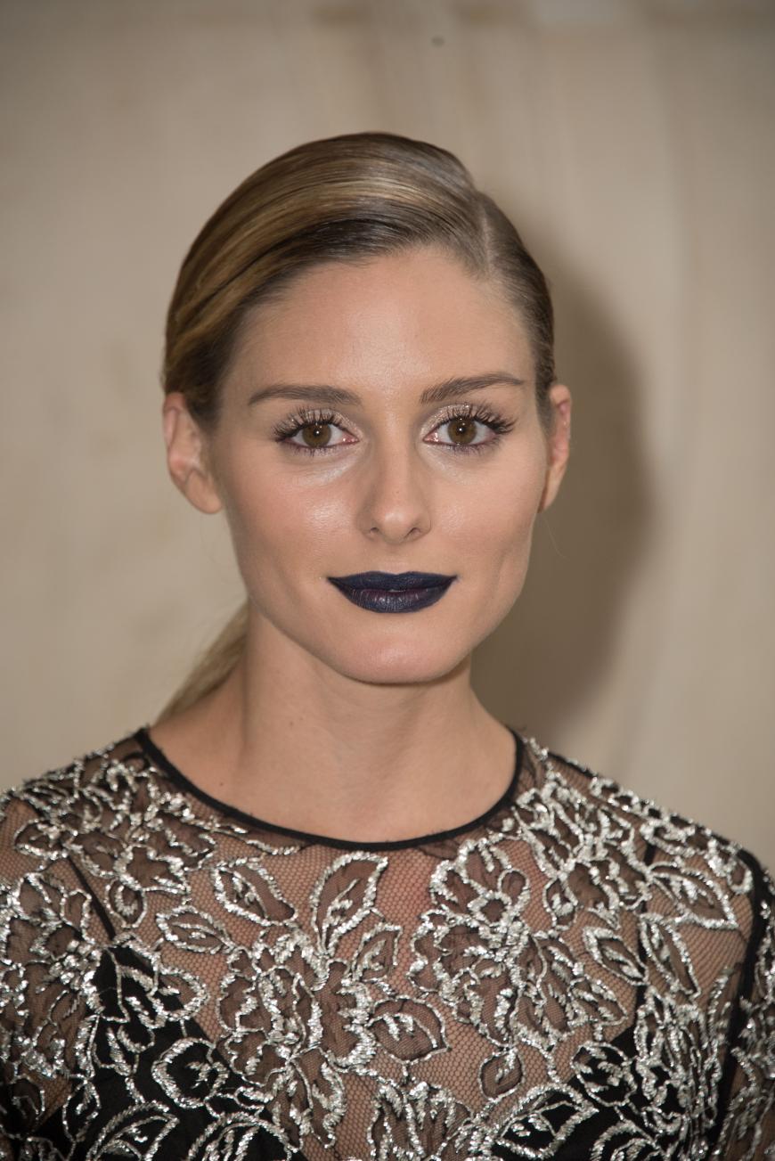 Im Zuge des Grunge-Revivals haben sich auch die Lippenfarben angepasst und verdunkelt. Stilikone Olivia Palermo setzt den mutigen Trend gekonnt um: Navy Lippen waren 2016 in (und auf) aller Munde.