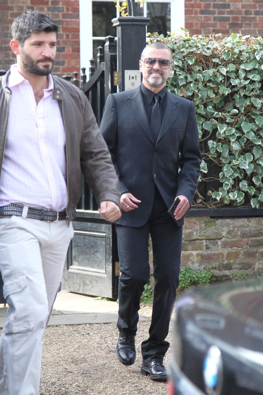 Lebensgefährte Fadi Fawaz (l.) fand George Michael leblos im Bett und verständigte den Notarzt. Via Twitter verabschiedete sich Fadi Fawaz nun von seinem Freund.