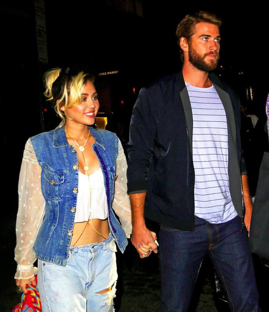 Miley Cyrus Und Liam Hemsworth Miley Cyrus Und Liam Hemsworth Knutschen Im Onesie An Weihnachten Ok Magazin