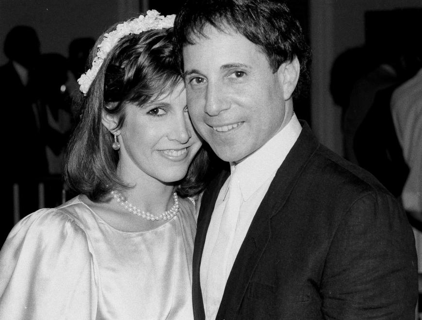 Carrie Fisher fand privat auch mit Paul Simon (Simon & Garfunkel) ihr Glück. Die beiden heirateten 1983. Die Schauspielerin und der Musiker ließen sich jedoch ein Jahr später scheiden - führten aber auch danach eine On-/Off-Beziehung. Simon schrieb den Song