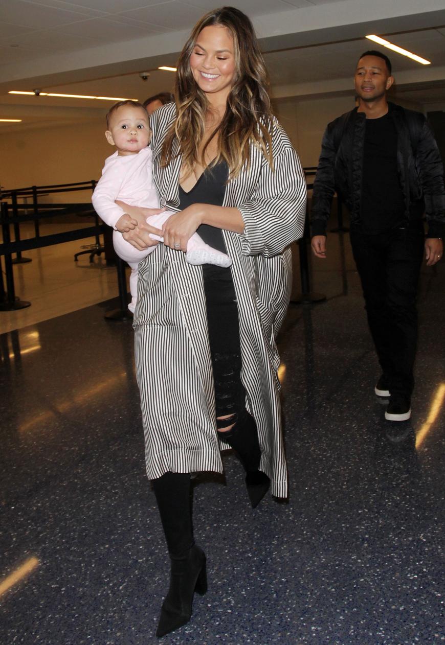 Chrissy Teigen reiste mit ihrem Mann John Legend und Tochter Luna von Los Angeles nach Miami. Dabei stahl ihr Töchterchen dem hübschen Model glatt die Show. So süß!
