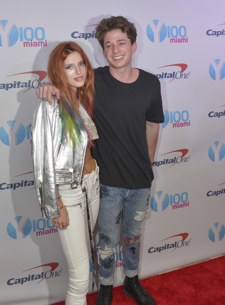 Bella Thorne mit bunten Haaren an der Seite von Charlie Puth.