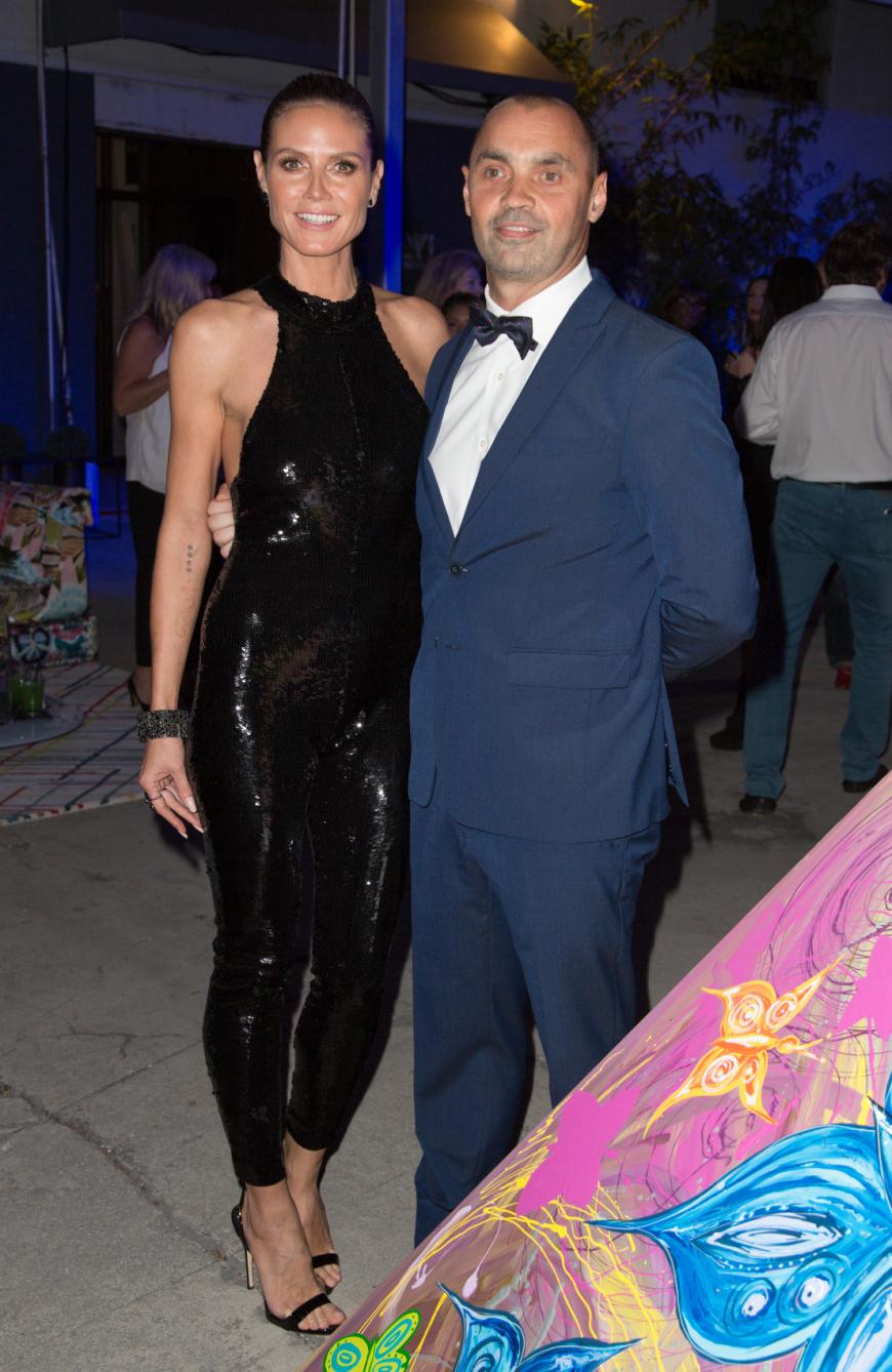 Model-Mama Heidi Klum entschied sich bei der Art Basel im November für Saint Laurent. Hier posiert sie mit Manager Julien Bigan.