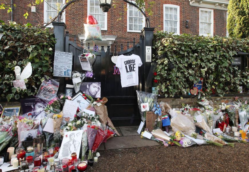 Seit dem plötzlichen Tod des Musikers trauern Fans auf der ganzen Welt. Hier vor dem Londoner Haus des Verstorbenen