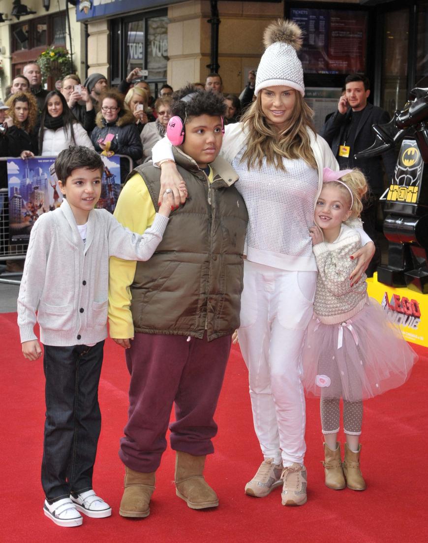 Katie Price ist fünffache Mutter. Hier zu sehen mit Sohn Junior Savva Andreas Andre, 11, Harvey Price, 13, und Princess Tiaamii Crystal Esther Andre, 9. 2013 brachte sie Söhnchen Jett Riviera Hayler zur Welt und 2014 Töchterchen Bunny Hayler.