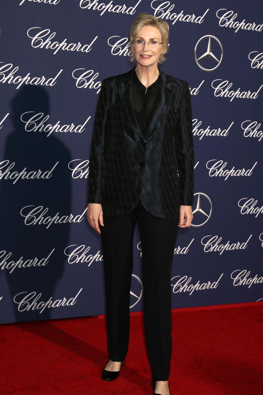 Jane Lynch kam in einem Hosenanzug mit transparenter Bluse. Das gesamte Outfit wirkte allerdings zusammengestückelt, da Hose und Blazer nicht zusammengehörten. Praktische Kurzhaarfrisur und Hosenanzug sind uns zu maskulin.