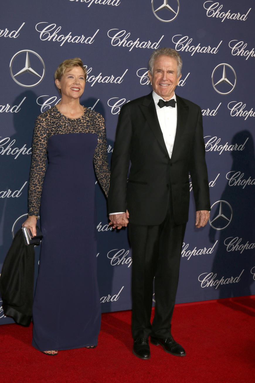 Annette Bening und Warren Beatty beim Palm Springs Filmfestival: Das Kleid der 58-Jährigen macht sie älter als sie eigentlich ist und die zwei verschiedenen Stoffe harmonieren nicht wirklich gut zusammen.
