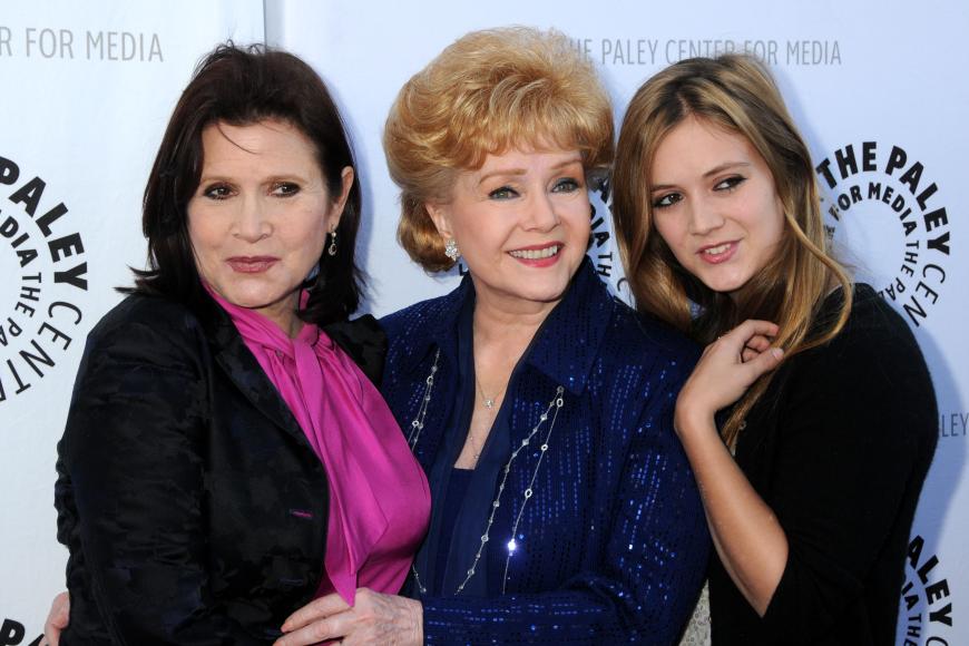 Nur einen Tag später verstarb auch Oma Debbie Reynolds (Mitte) infolge eines Schlaganfalls.