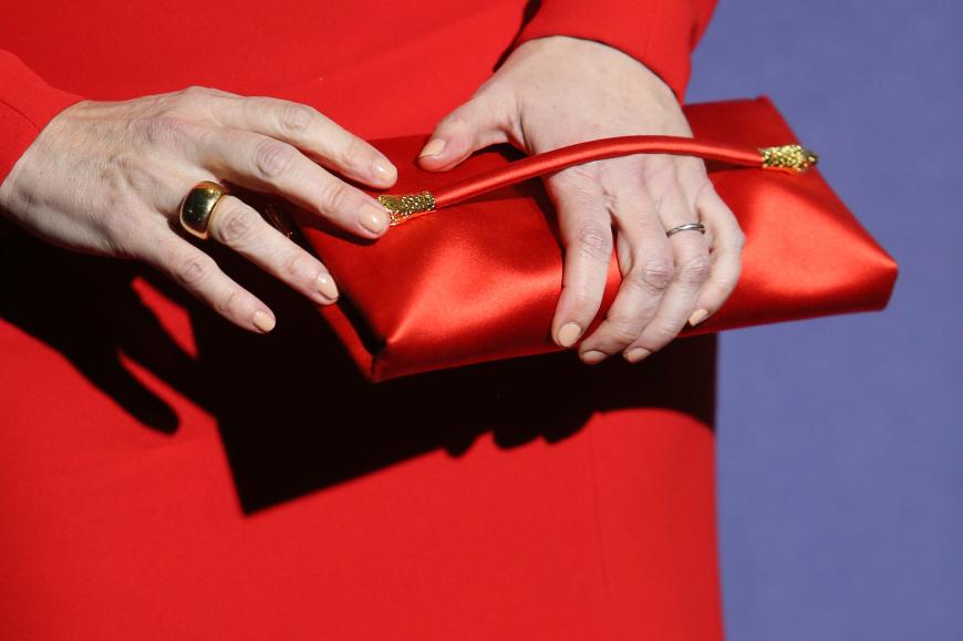 Die Nägel von Laura Linney waren in einer sehr ungünstigen Farbe lackiert, dadurch wirkten die Hände alt.