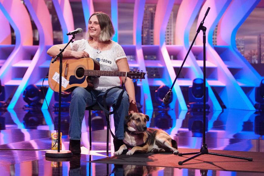 Diese beiden gibt es nur im Doppelpack: Nicolette Firchal, 35, und ihr Hund Arames, 5. Die Straßenmusikerin singt den Song