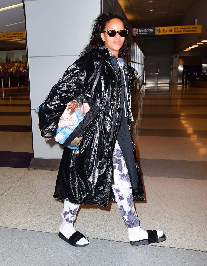 Rihanna landete in New York nachdem sie Silvester in London gefeiert hatte.