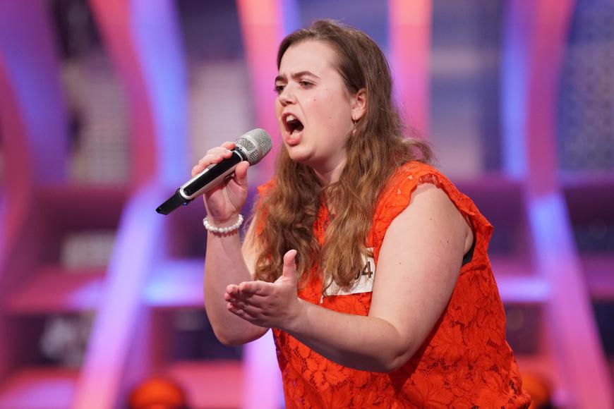 Die 25-jährige Stephanie Friebel stammt aus Nordhorn und ist Mitarbeiterin im Kundenservice. Mit dem Song