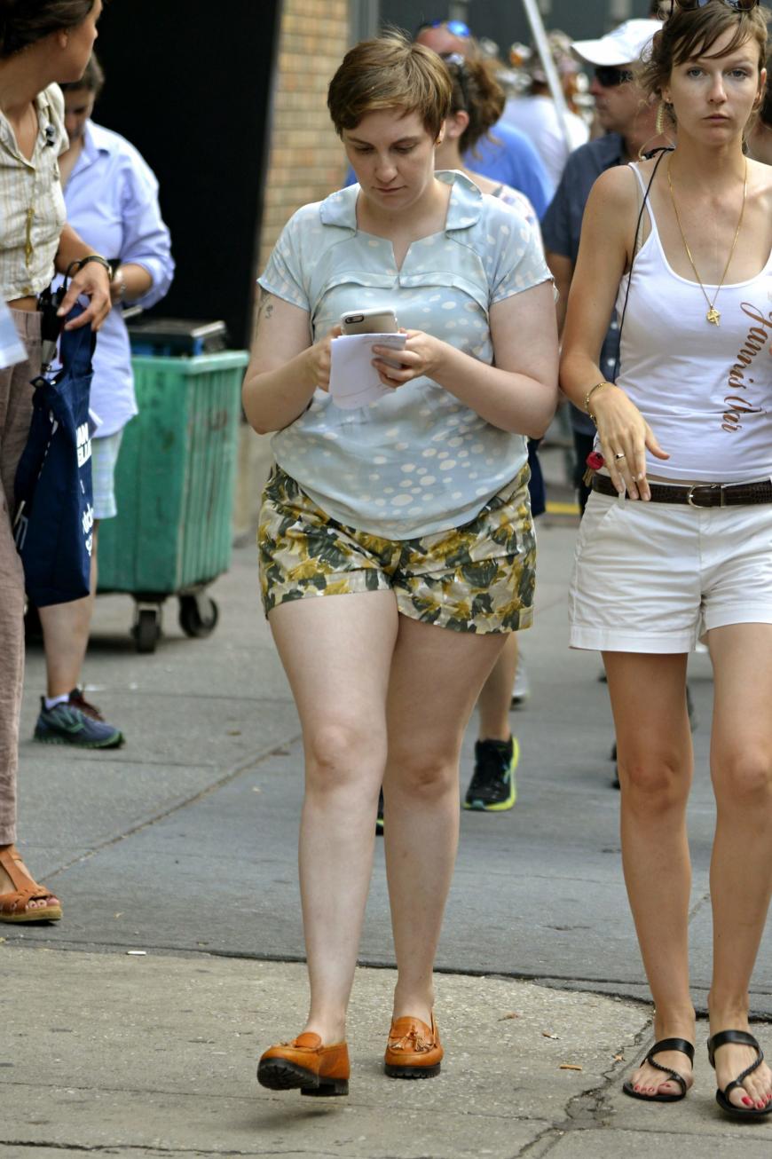 Lena Dunham steht zu ihrem unperfekten Körper - hier am Set ihrer Serie
