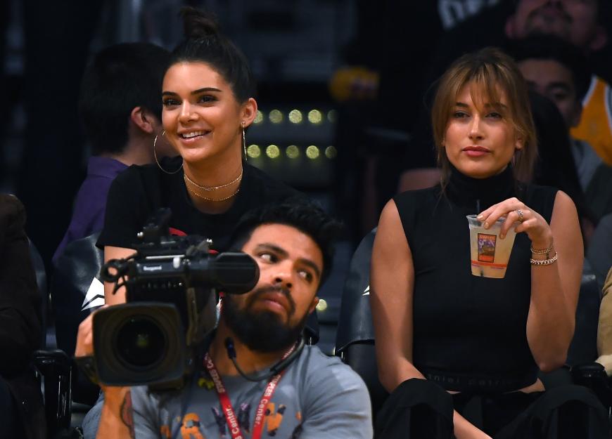 Kendall Jenner und Hailey Baldwin haben Spaß beim Lakers-Spiel.