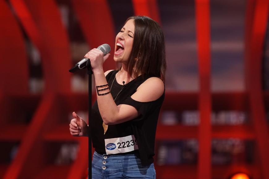 Carolin Bäz-Dölle aus Lauscha stand 2005, im Alter von 16 Jahren, schon einmal vor der DSDS Jury. „Damals sagte Dieter mir, ich solle wiederkommen wenn ich reifer geworden bin und an meiner Stimme gearbeitet habe“, erinnert sich die 27-Jährige und glaubt: „Ich denke nicht, dass er mich wiedererkennt.“