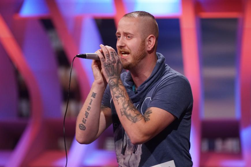 Denny Fritzsch kommt aus Plauen und versucht sich an dem Song „Geiles Leben“ von Glasperlenspiel. Musikalische Unterstützung hat sich der 24-Jährige in Form seiner Musik-Box mitgebracht, deren Sound seiner Performance den nötigen Pepp geben soll. Jurorin Michelle ahnt Böses …