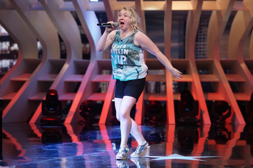 Lara Pilger aus Weißenhorn verrät ihren größten Wunsch: „Ich möchte gerne auf dem Ballermann singen und Micky Krause kennenlernen.“ In das passende Beach Outfit hat sich die 22-Jährige zum Casting deswegen schon geworfen. Überhaupt sorgt die gelernte Erzieherin bei ihren Mitmenschen am liebsten für gute Laune und Stimmung.