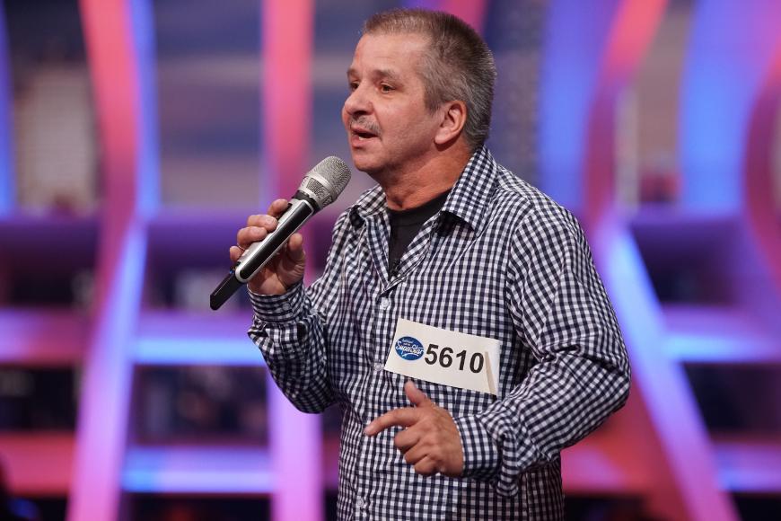 Horst Donath, 55, aus Alsdorf arbeitet für eine Fensterfirma. Vor der Jury performt er „Ein Bett im Kornfeld“ von Jürgen Drews. Er hatte sich der Jury schon angekündigt, als er seinen besten Kumpel Jens zum Casting begleitet hat: „Dieter, ich komme auch noch!“ Jetzt hat der siebenfache Vater sein Vorhaben in die Tat umgesetzt.