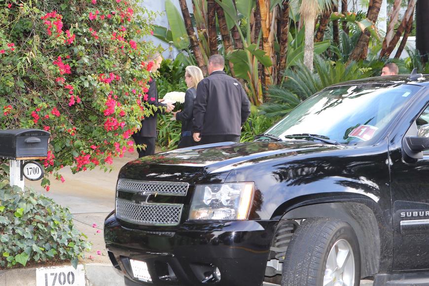 Meryl Streep brachte ein weißes Blumengesteck mit.