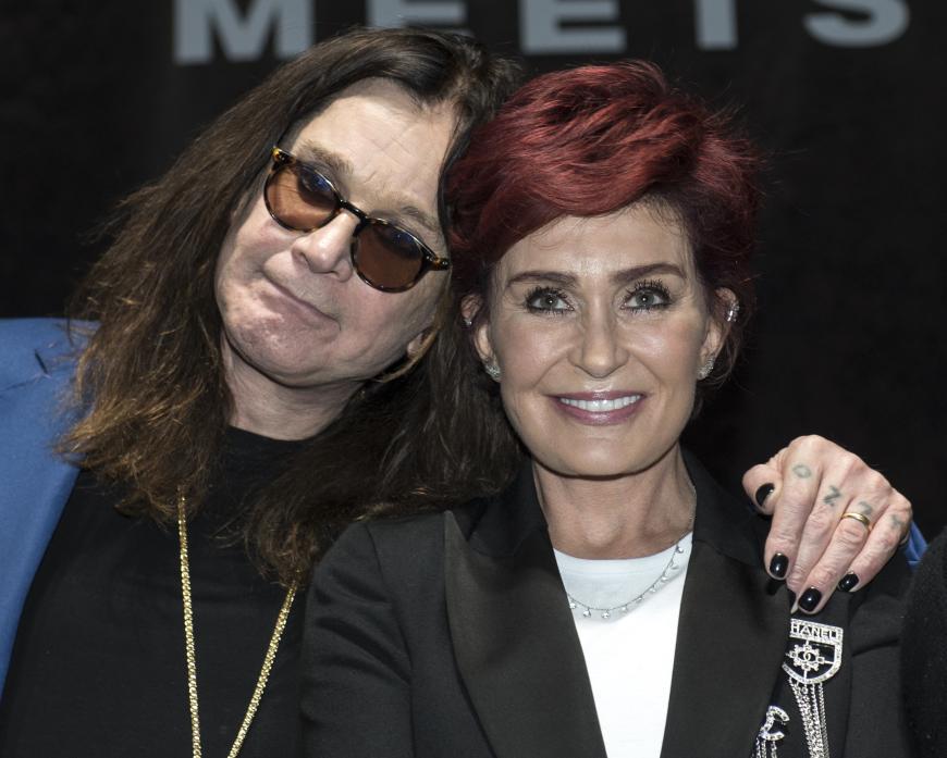 Der Grund für die Medikamenten-Überdosis: Ozzy Osbourne hatte Angst, seine Ehefrau Sharon Osbourne zu verlieren. Die 64-Jährige litt 2002 an Darmkrebs.