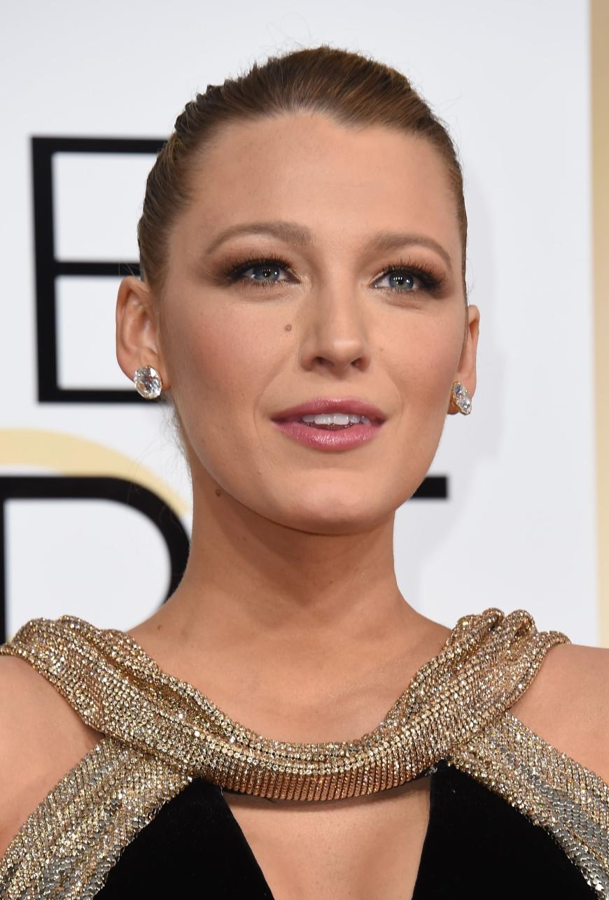 Ein natürliches bräunliches Abend-Make-up mit dezentem roséfarbenen Lippenstift überzeugt uns bei Blake Lively, schließlich ist ihr Kleid schon ein Eye-Catcher.