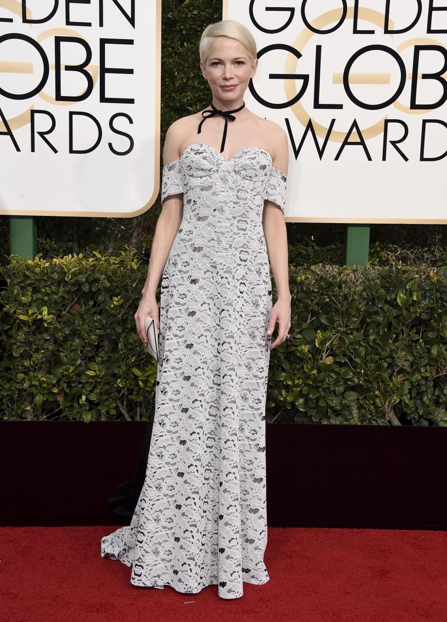 Michelle Williams gab sich dagegen wesentlich zugeknöpfter, sah dennoch atemberaubend schön aus - in einem Off-Shoulder-Kleid von Louis Vuitton.