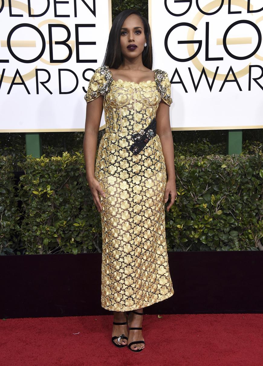 Kerry Washington zog bei den Golden Globes 2017 alle Blicke in einem schwarz-goldenen Dress von Dolce & Gabbana auf sich. Wir lieben den dunklen Lippenstift!
