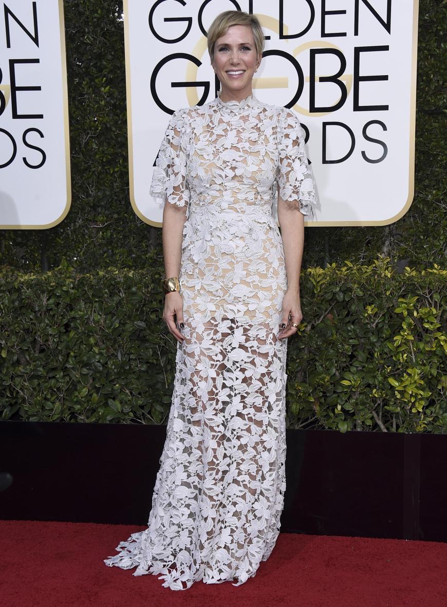 Weniger Kristen Wiigs atemberaubendes Outfit sorgte für Aufsehen: Die Schauspielerin überraschte mit einem frechen Pixie-Cut auf dem Red Carpet.