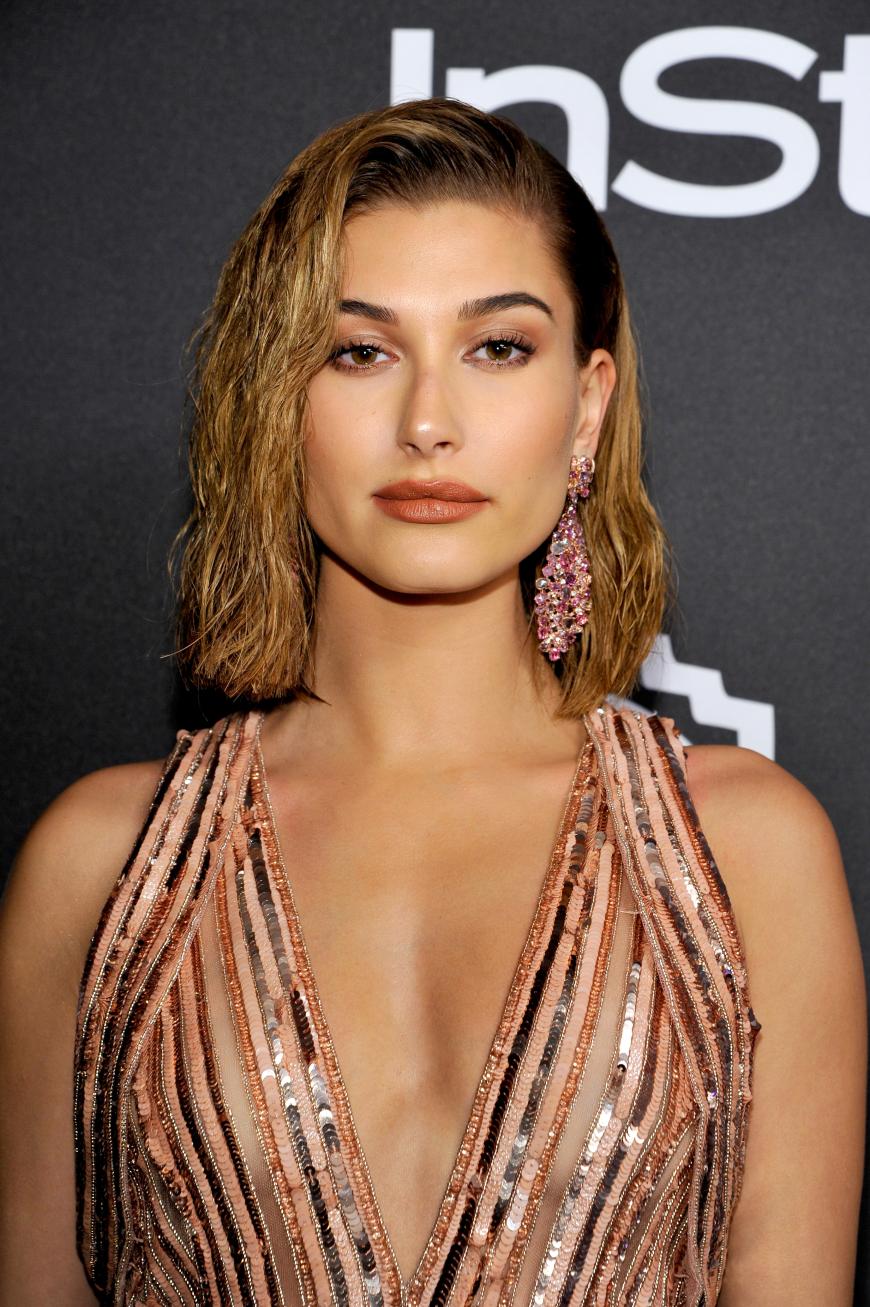 Hailey Baldwin wird irgendwie jedes Mal schöner, wenn man die Promi-Tochter zu Gesicht bekommt. Bei den Golden Globes lag es aber auch an ihrem gebräunten Teint und ihrem rostfarbenen Make-up, das einfach großartig aussieht!