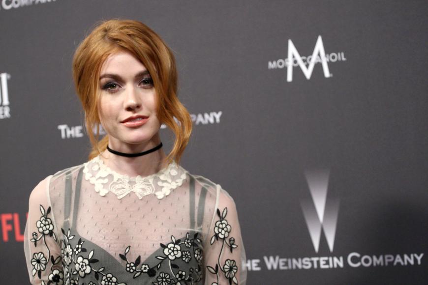 Katherine McNamara hat den passenden Lippenstift zu ihren Haaren gefunden, und es sieht bezaubernd aus.