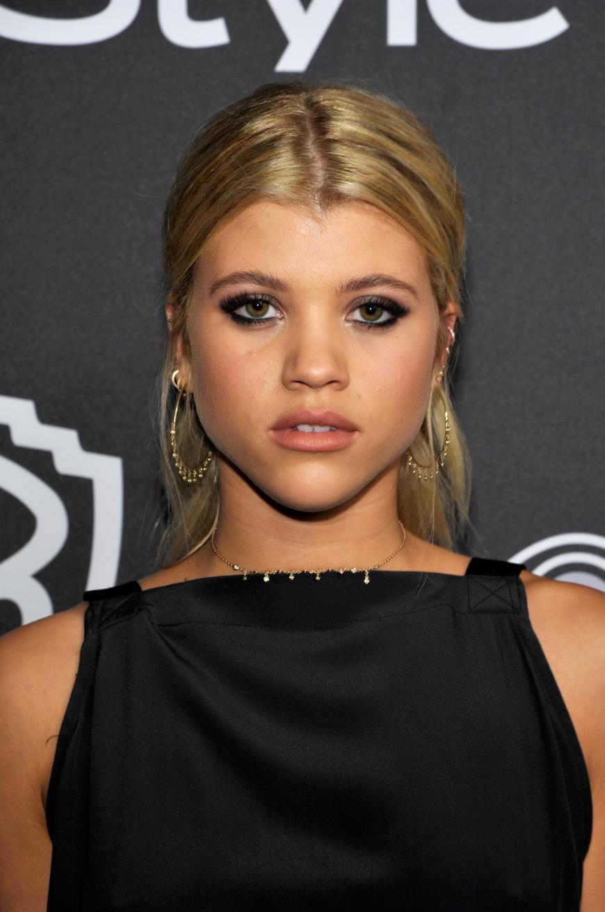 Auch Sofia Richie gehört zum Fake-Lashes-Clan, doch der jungen Tochter von Lionel Richie stehen diese richtig gut. Sie macht beautytechnisch alles richtig, indem sie den Fokus mit dezenten Smokey-Eyes nur auf die Augen legt.