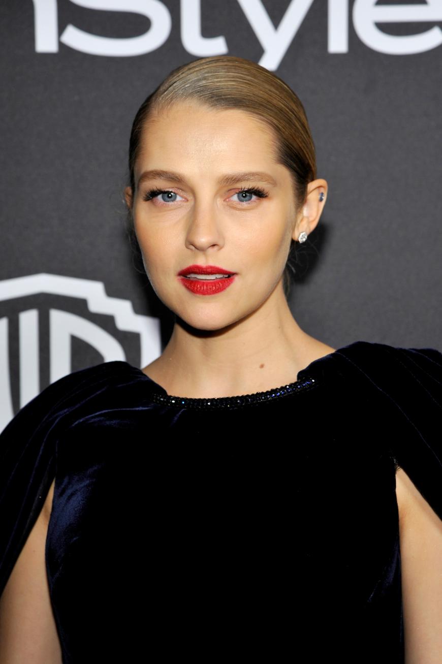 DIe blauen Augen von Teresa Palmer sehen unglaublich schön zu den knallroten Lippen aus, und ihre künstlichen Wimpern sehen auch noch halbwegs natürlich und schön aus!