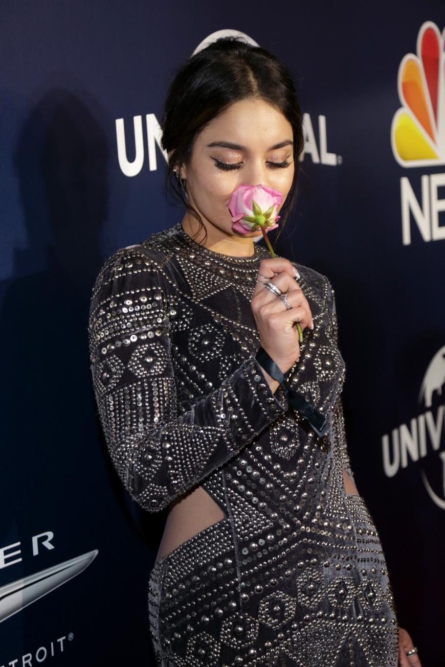 Vanessa Hudgens setzt sehr schön die Beauty-Trends aus 2016 um! Einen breiten Lidstrich und grober Glitzer-Lidschatten gehören definitiv dazu.