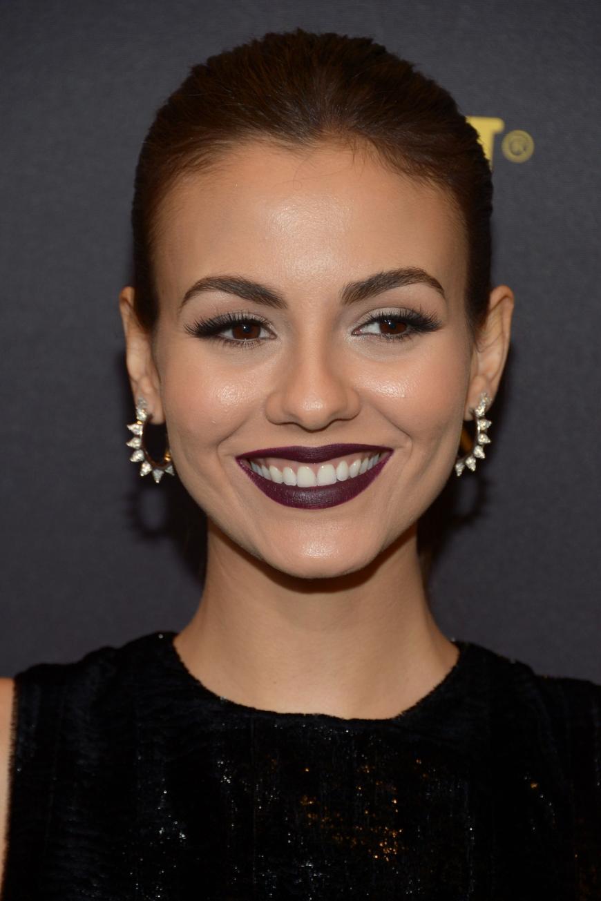 Victoria Justice hat eines der perfektesten Make-ups der Golden Globe Awards 2017! Die etwas heller geschminkten Augen und der dunkle Lippenstift sehen einfach umwerfend aus!