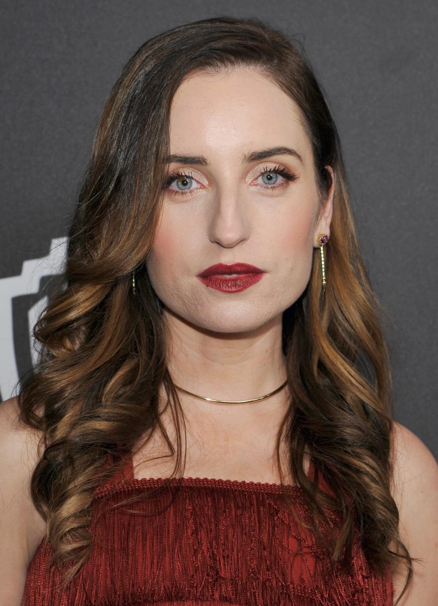 Zoe Lister-Jones hat wohl vergessen vor dem großen Event noch mal ein Lippen-Peeling zu machen? Der Lippenstift setzt sich ungünstig ab...