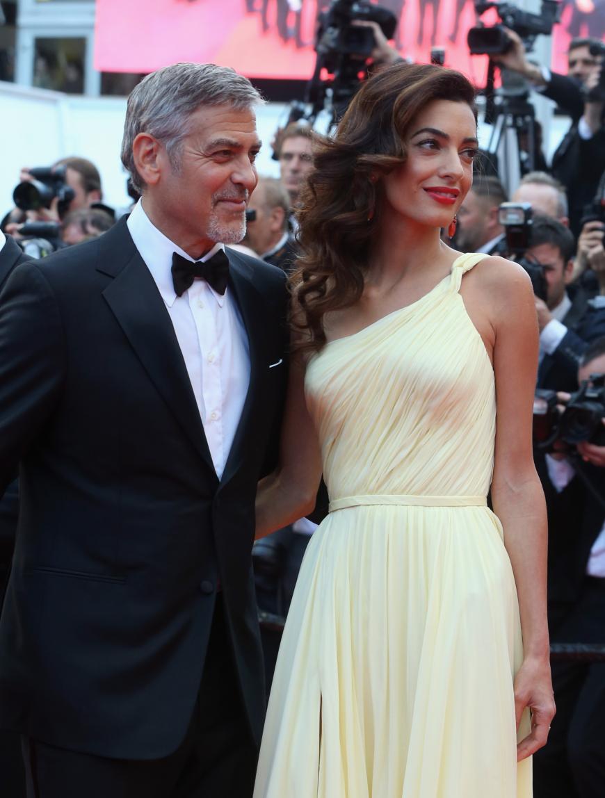Normalerweise setzt die Menschenrechtsanwältin auf figurbetonte Outfits - wie hier 2016 beim Filmfestival in Cannes.