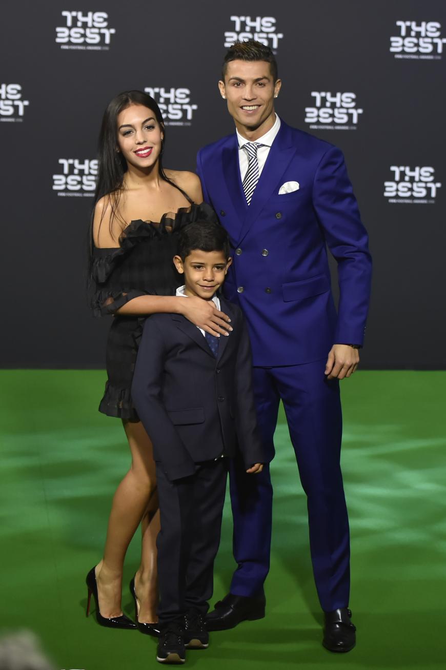 Cristiano Ronaldo zeigte sich bei der Ehrung zum Weltfußballer mit seiner neuen Freundin Georgina Rodriguez und seinem Sohn Cristiano Ronaldo Jr.